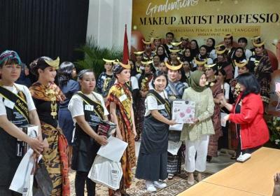 Peserta hadir pada hari terakhir Pelatihan Makeup Artis Professional Batch 3 bersama Sahabat Tuli, di Gedung Smesco, Jakarta, Kamis (20/7/2023).