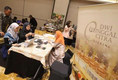 Pengunjung melihat bermacam busana pengantin dan berkonsultasi di stan pameran Menara Danareksa Wedding Expo 2023, di Aryanusa Ballroom, Menara Danareksa.