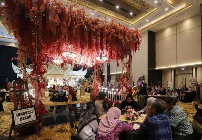 Pengunjung melihat bermacam busana pengantin dan berkonsultasi di stan pameran Menara Danareksa Wedding Expo 2023, di Aryanusa Ballroom, Menara Danareksa.