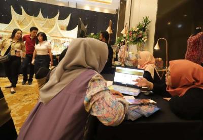 Pengunjung melihat bermacam busana pengantin dan berkonsultasi di stan pameran Menara Danareksa Wedding Expo 2023, di Aryanusa Ballroom, Menara Danareksa.