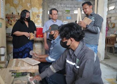 Astra melalui YDBA mengajak salah satu stakeholder YDBA, yaitu IKEA Indonesia untuk hadir dalam #AsikBersamaUMKM di Tarikolot, Bogor.