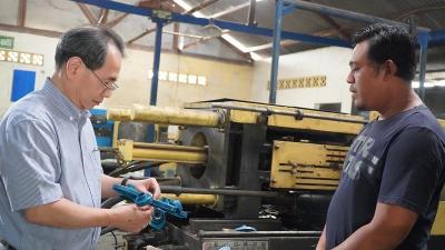 Astra melalui YDBA mengajak salah satu stakeholder YDBA, yaitu IKEA Indonesia untuk hadir dalam #AsikBersamaUMKM di Tarikolot, Bogor.