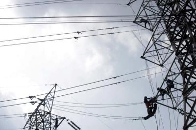 Petugas PLN memperbaiki jaringan listrik di kawasan Depok, Jawa Barat, Senin (25/7/2023).