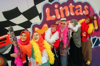 Sejumlah pengunjung berfoto di photobooth acara Lintas Melawai yang digelar di Mal Blok M, Jakarta Selatan, Jumat (28/7/2023).