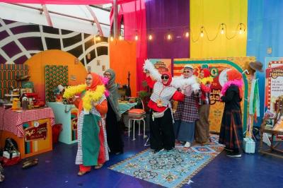 Sejumlah pengunjung berfoto di photobooth acara Lintas Melawai yang digelar di Mal Blok M, Jakarta Selatan, Jumat (28/7/2023).