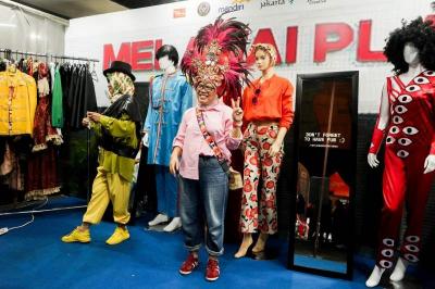 Sejumlah pengunjung berfoto di photobooth acara Lintas Melawai yang digelar di Mal Blok M, Jakarta Selatan, Jumat (28/7/2023).