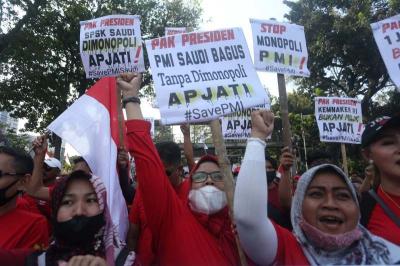 Pengunjuk rasa yang tergabung dalam Aksi Solidaritas Perjuangan Pekerja Migran Indonesia menggekar aksi damai di Jakarta, Senin (31/7/2023).