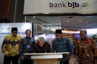 Gubernur Jawa Barat Ridwan Kamil meresmian kantor baru Bank BJB di Jakarta, Kamis (3/8/2023).