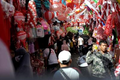 Warga membeli pernak-pernik perayaan Kemerdekaan RI ke-78 di kawasan Pasar Jatinegara, Jakarta, Sabtu (5/8/2023).