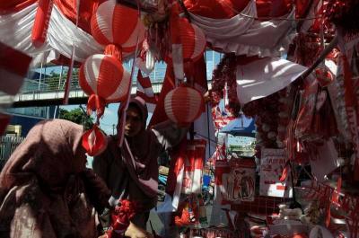 Warga membeli pernak-pernik perayaan Kemerdekaan RI ke-78 di kawasan Pasar Jatinegara, Jakarta, Sabtu (5/8/2023).