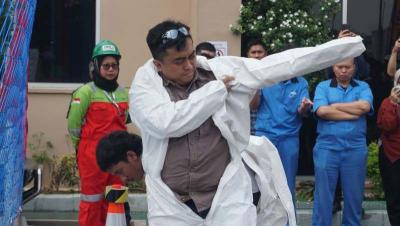 Pekerja melakukan simulasi keselamatan dan kesehatan kerja untuk tetap menjaga kesiapsiagaan dan kewaspadaan di Lingkungan kerja PT PPLI.