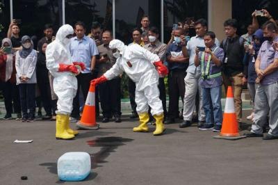 Pekerja melakukan simulasi keselamatan dan kesehatan kerja untuk tetap menjaga kesiapsiagaan dan kewaspadaan di Lingkungan kerja PT PPLI.