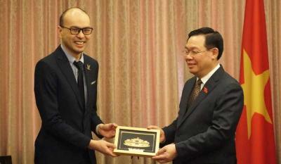 Co-Founder Traveloka Albert (kiri) melakukan pertemuan dengan Chairman of the National Assembly of Vietnam, Vuong Dinh Hue.