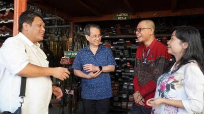 Ketua Pengurus YDBA Sigit P Kumala dan Region Operation Head PT Astra Otoparts Tbk Joni Indra Rukmana mengunjungi Bengkel Arum Sari.