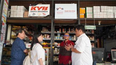 Ketua Pengurus YDBA Sigit P Kumala dan Region Operation Head PT Astra Otoparts Tbk Joni Indra Rukmana mengunjungi Bengkel Arum Sari.