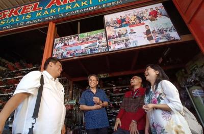 Ketua Pengurus YDBA Sigit P Kumala dan Region Operation Head PT Astra Otoparts Tbk Joni Indra Rukmana mengunjungi Bengkel Arum Sari.