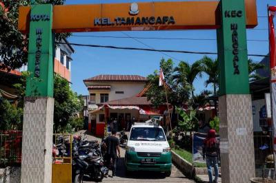 Warga antusis menyambut kehadiran layanan Mobile Customer Services (MCS) BPJS Kesehatan di Kalurahan Tamangapa, Makassar, Sulawesi Selatan, Selasa (8/8/2023).
