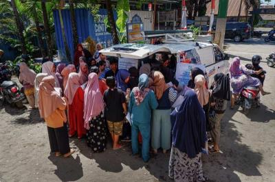 Warga antusis menyambut kehadiran layanan Mobile Customer Services (MCS) BPJS Kesehatan di Kalurahan Tamangapa, Makassar, Sulawesi Selatan, Selasa (8/8/2023).