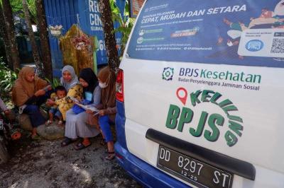 Warga antusis menyambut kehadiran layanan Mobile Customer Services (MCS) BPJS Kesehatan di Kalurahan Tamangapa, Makassar, Sulawesi Selatan, Selasa (8/8/2023).
