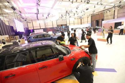 Pekerja menyelesaikan pembuatan ruang pamer untuk pameran GIIAS 2023 di ICE BSD, Serpong, Kabupaten Tangerang, Banten, Rabu (9/8/2023).