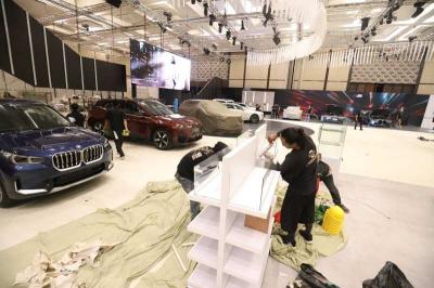 Pekerja menyelesaikan pembuatan ruang pamer untuk pameran GIIAS 2023 di ICE BSD, Serpong, Kabupaten Tangerang, Banten, Rabu (9/8/2023).