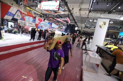 Pekerja menyelesaikan pembuatan ruang pamer untuk pameran GIIAS 2023 di ICE BSD, Serpong, Kabupaten Tangerang, Banten, Rabu (9/8/2023).