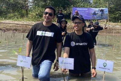 PT Amartha Mikro Fintek menggandeng Jejakin melakukan penanaman 1.000 bibit tanaman bakau atau mangrove di pesisir Pantai Morodemak, Demak, Jawa Tengah.