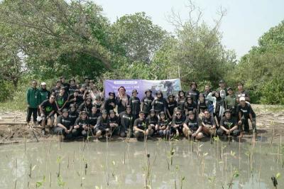 PT Amartha Mikro Fintek menggandeng Jejakin melakukan penanaman 1.000 bibit tanaman bakau atau mangrove di pesisir Pantai Morodemak, Demak, Jawa Tengah.