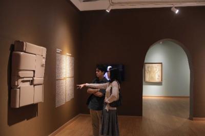 Pengunjung melihat sejumlah karya dalam pameran seni rupa bertajuk PIKNIK 70-an, di Galeri Nasional Indonesia, Jakarta, Sabtu (12/8/2023).