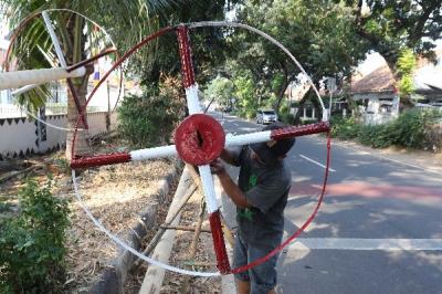 Pedagang membuat tiang panjat pinang dari batang pohon pinang di kawasan Manggarai, Jakarta, Sabtu (12/8/2023).