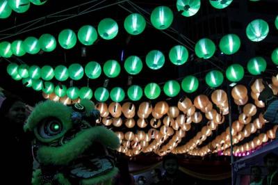 Ribuan lampion beraneka warna memanjakan mata pengunjung Sriwijaya Lantern Festival di Lapangan Sekolah Maitreyawira, Jalan Residen H Abdul Rozak, Palembang