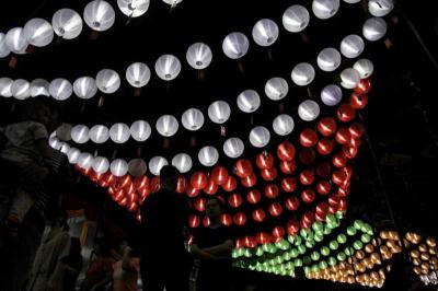 Ribuan lampion beraneka warna memanjakan mata pengunjung Sriwijaya Lantern Festival di Lapangan Sekolah Maitreyawira, Jalan Residen H Abdul Rozak, Palembang.
