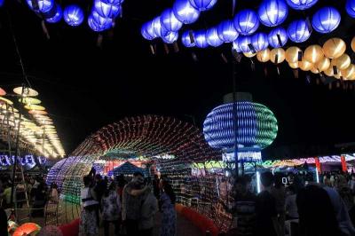 Ribuan lampion beraneka warna memanjakan mata pengunjung Sriwijaya Lantern Festival di Lapangan Sekolah Maitreyawira, Jalan Residen H Abdul Rozak, Palembang