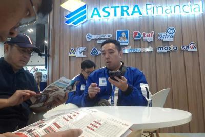 Calon nasabah melakukan konsultasi dengan petugas di booth Astra Financial pada gelaran Gaikindo Indonesia International Auto Show (GIIAS) 2023 di ICE BSD City.