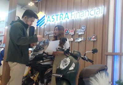 Calon nasabah melakukan konsultasi dengan petugas di booth Astra Financial pada gelaran Gaikindo Indonesia International Auto Show (GIIAS) 2023 di ICE BSD City.