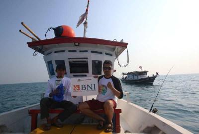 Sejumlah wartawan dari berbagai media mengikuti event Fun Fishing 2023 yang digelar Jurnalis Peduli di perairan Selat Sunda, Banten, Sabtu (12/8/2023).