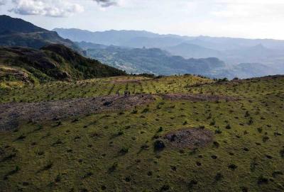 Foto udara memperlihatkan kawasan wisata padang savana Lappa Laona, di Kabupaten Barru, Sulawesi Selatan, Sabtu (12/8/20230.