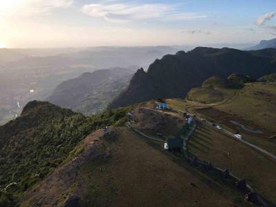 Foto udara memperlihatkan kawasan wisata padang savana Lappa Laona, di Kabupaten Barru, Sulawesi Selatan, Sabtu (12/8/20230.