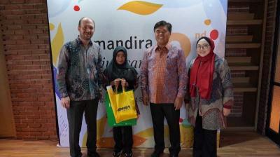 Manulife Indonesia dan Adira Finance gelar acara potong tumpeng rayakan Ulang Tahun ke-2 Produk Amandira.