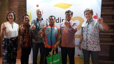 Manulife Indonesia dan Adira Finance gelar acara potong tumpeng rayakan Ulang Tahun ke-2 Produk Amandira.