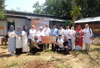 Bank Danamon mendonasikan 67 kambing ternak sebagai dukungan Program Kewirausahaan Berbasis Pendidikan di Pondok Pesantren Fadhlul Fadhlan Semarang.