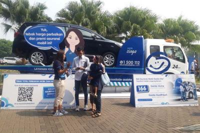 Pengunjung berada di booth Garda Oto di area Gaikindo Indonesia International Auto Show (GIIAS) 2023 di ICE BSD, Tangerang, Banten, Selasa (15/8/2023).