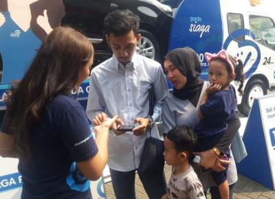 Pengunjung berada di booth Garda Oto di area Gaikindo Indonesia International Auto Show (GIIAS) 2023 di ICE BSD, Tangerang, Banten, Selasa (15/8/2023).