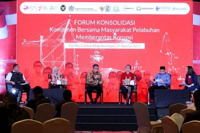 PT Pelindo menginisiasi Forum Konsolidasi bertajuk Komitmen Bersama Masyarakat Pelabuhan Memberantas Korupsi.