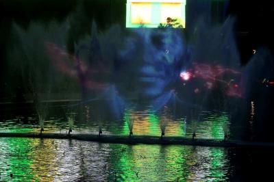 Pertunjukan video mapping pada air mancur di Bundaran Hotel Indonesia, Jakarta menampilkan beberapa citra atau animasi digital yang sangat menarik.