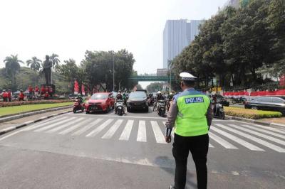 Sejumlah pengendara berhenti dan mengheningkan cipta untuk mengenang dan mendoakan para pahlawan yang telah merebut kemerdekaan Indonesia.