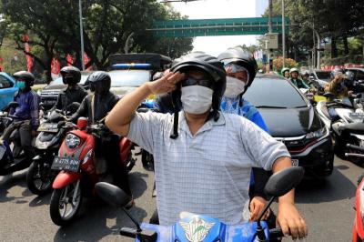 Sejumlah pengendara berhenti dan mengheningkan cipta untuk mengenang dan mendoakan para pahlawan yang telah merebut kemerdekaan Indonesia.