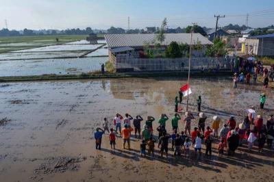 IDXChannel - Puluhan petani menggelar upacara peringatan detik-detik proklamasi di area persawahan Desa Panakkukang, Kabupaten Gowa, Sulawesi Selatan.