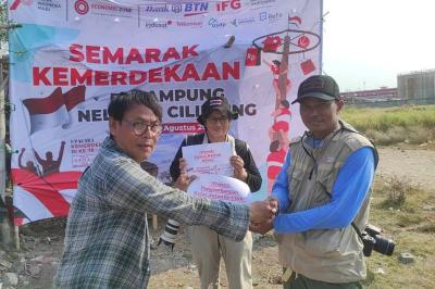 Anak-anak mengikuti upacara pengibaran bendera dan berbagai lomba dalam rangka peringatan HUT ke-78 Kemerdekaan Repbulik Indonesia di kawasan pantai Kalibaru.