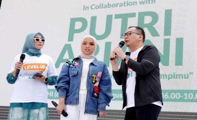 SVP Corporate Secretary BSI Gunawan Arif Hartoyo, penyanyi Putri Ariani, dan SVP Digital Banking BSI Riko Wardhana hadir mengisi acara di Car Free Day Jakarta.
